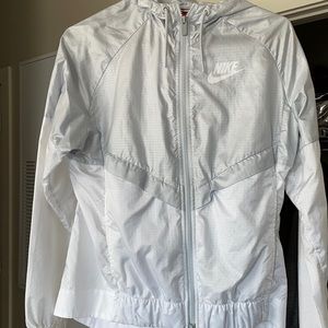 Women’s lightweight windbreaker
